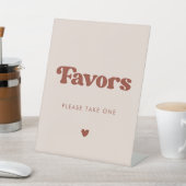 Stijlvolle retro perzik roze trouwgunsten reclamebord met voetstuk (Insitu)