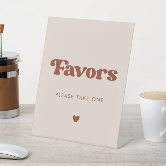 Stijlvolle retro perzik roze trouwgunsten reclamebord met voetstuk (Insitu)