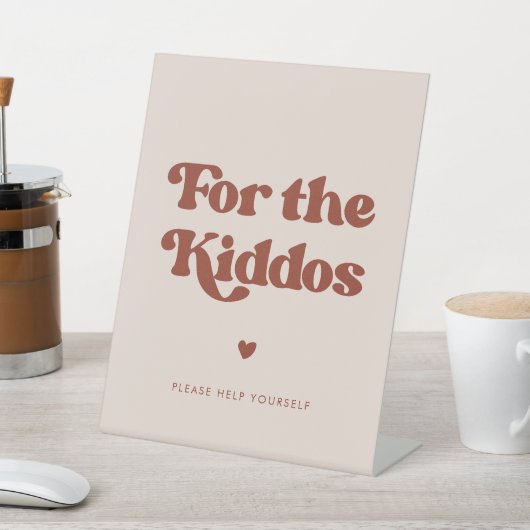 Stijlvolle retro perzik roze voor de kiddos reclamebord met voetstuk (Insitu)