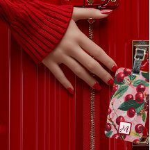 Stijlvolle Retro Roze en Rode Monogrammed Cherry