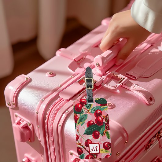 Stijlvolle Retro Roze en Rode Monogrammed Cherry Bagagelabel