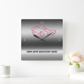 Stijlvolle rode klassieke auto op metallisch uiter vierkante klok (Huis)