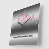 Stijlvolle rode klassieke auto op metallisch uiter vierkante klok (Hoek)