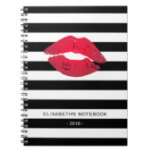 Stijlvolle rode lippen met klassieke zwarte strepe notitieboek (Voorkant)