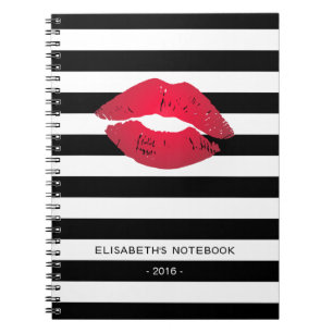 Stijlvolle rode lippen met klassieke zwarte strepe notitieboek