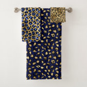Stijlvolle Royal Blue en Gold Foil Leopard Spots Bad Handdoek (Insitu)