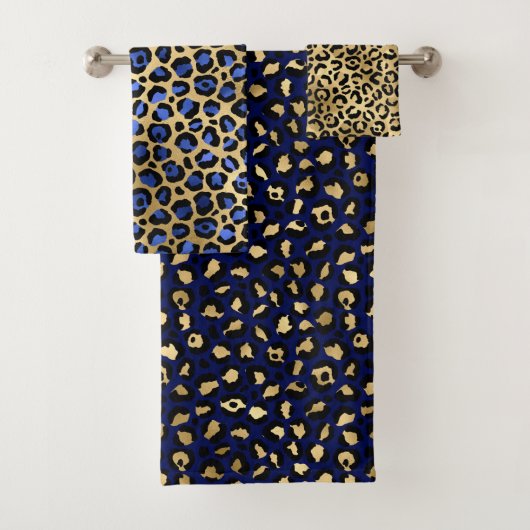 Stijlvolle Royal Blue en Gold Foil Leopard Spots Bad Handdoek (Insitu)