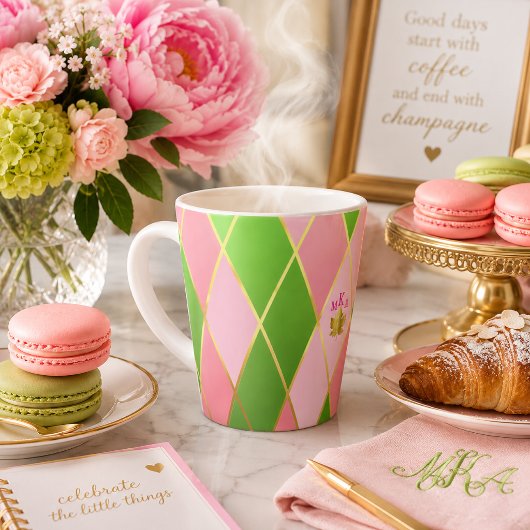 Stijlvolle roze en groene argyle monogram latte mok