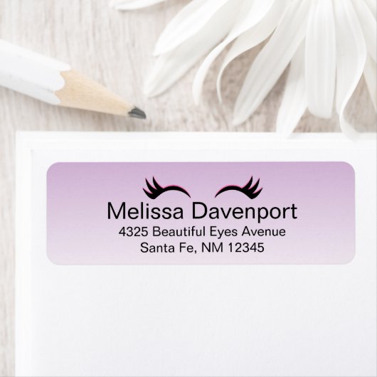 Stijlvolle roze en zwarte Eyelashes op Paarse grad Etiket (Insitu)