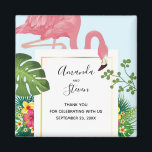 Stijlvolle roze flamingo en tropische bladeren Wed Magneet<br><div class="desc">Een bruiloft bedankt je magneet met een schattige en roze flamingo. Omringd door groene tropische bladeren en rode en gele hibiscus bloemen. Een rechthoekig gevormd,  gouden gradiënt lijst in het centrum.</div>