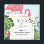 Stijlvolle roze flamingo en tropische bladeren Wed Magneet<br><div class="desc">Een bruiloft bedankt je magneet met een schattige en roze flamingo. Omringd door groene tropische bladeren en rode en gele hibiscus bloemen. Een rechthoekig gevormd,  gouden gradiënt lijst in het centrum.</div>