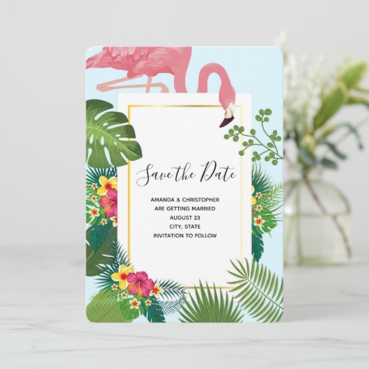 Stijlvolle roze flamingo en tropische bladeren Wed Save The Date (Staand voorkant)