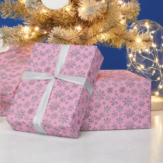 Stijlvolle Roze Kerst met Elegante Sneeuwvlokken Cadeaupapier (Feestdagen)