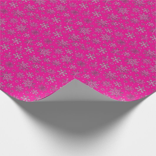 Stijlvolle Roze Kerst met Elegante Sneeuwvlokken Cadeaupapier (Hoek)
