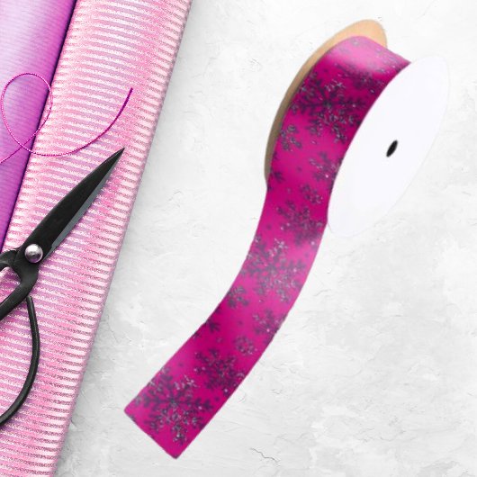 Stijlvolle Roze Kerst met Elegante Sneeuwvlokken Satijnen Lint