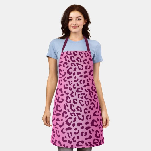 Stijlvolle roze luipaardprint schort (Gedragen)
