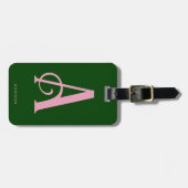 Stijlvolle roze monogram initiaal op donkergroen bagagelabel (Voorkant horizontaal)
