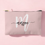 Stijlvolle Roze Monogram Naam Meisje Script Etui<br><div class="desc">Verhoog uw benodigdheden met de stijlvolle roze Monogram Naam Meisje Script Accessoire Pouch. Deze chique, blush roze zakje is voorzien van een gepersonaliseerd script monogram, een combinatie van elegantie en functionaliteit. Perfect voor het opslaan van make-up, briefpapier of kleine gadgets, het heeft een slank ontwerp en duurzaam materiaal. De veilige...</div>