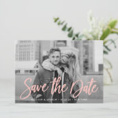 Stijlvolle Roze Script Foto Save the Date (Staand voorkant)
