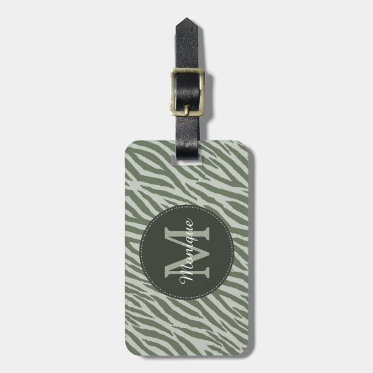 Stijlvolle Sage Green Zebra Print Monogram en naam Bagagelabel (Voorkant verticaal)
