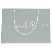 Stijlvolle saliegroene monogram naam script groot cadeauzakje (Voorkant)