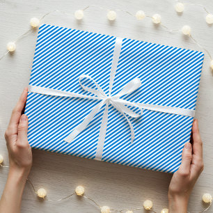 Stijlvolle smalle diagonaal gestreept blauw wit cadeaupapier