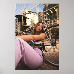 Stijlvolle stadsfiets. Vrouw met  Bike Art Poster
