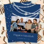 Stijlvolle ster met mousserende lampjes Hanukkah-f Feestdagenkaart<br><div class="desc">Stijlvolle strengen van gladde, magische en gloeiende witte feestlichten op een donkerblauwe achtergrond maken deze grillige en unieke Hanukkah-fotovakantiekaart bekend. Een enkele ster van david ornament hangt in het midden. Ontworpen / oorspronkelijke illustratie door vet*fa*tin. Eenvoudig aan te passen met uw eigen tekstbericht, familienaam, jaar, foto of afbeelding. www.zazzle.com/fat_fa_tin www.zazzle.com/color_therapy...</div>