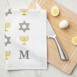 Stijlvolle ster van David Menorah Joodse Monogram Theedoek<br><div class="desc">Stijlvolle, monogrammatische keukenhanddoek met een Joods thema, met faux gold en zilver STAR OF DAVID en MENORAH in een betegeld patroon tegen een witte achtergrond. De rechterbenedenhoek heeft een MONOGRAM, zodat u uw eigen initiaal kunt toevoegen. Ideaal voor Chanoeka en andere huisdecoratie met een joods thema. Kies uit een brede...</div>