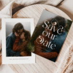 Stijlvolle Typografie van de Bekleding sparen de D Save The Date<br><div class="desc">Elegant en stijlvol sparen de datumkaart met een tekst van de typografische bekleding die "sparen onze datum"met uw foto zegt.</div>
