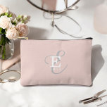 Stijlvolle Unieke Monogram Typografie Blush Pink Etui<br><div class="desc">Een stijlvol, uniek monogram ontwerp met jouw naam en monogram accentueert deze custom accessoirezak met klassieke series en een meer scripttypografie in een mooie lay-out. De drie elementen gaan mooi samen om je eigen persoonlijke branding logo te creëer. Hier afgebeeld met een zachte blush roze achtergrond met monogram elementen in...</div>