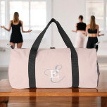 Stijlvolle Unieke Monogram Typografie Blush Pink Plunjezak<br><div class="desc">Een stijlvol monogram design met jouw naam- en monogramaccenten, deze op maat gemaakte duffeltas met klassieke serifs en een meer scripttypografie in een mooie lay-out. De drie elementen mengen prachtig samen om je eigen personal branding logo te creëer. Hier afgebeeld met een zachte blozende roze achtergrond met monogram elementen in...</div>