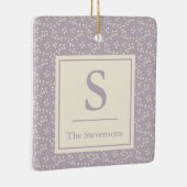 Stijlvolle vintage lila bloemenpatroon monogram na keramisch ornament (Rechts)