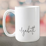 Stijlvolle voornaam minimalistisch script koffiemok<br><div class="desc">Minimalistische koffie mok heeft uw voornaam in het zwart in een chique belettering stijl. OVEREENKOMENDE objecten in ons collectie.</div>