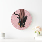 Stijlvolle vrouw en zwarte kat grote klok (Huis)