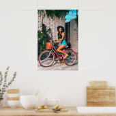 Stijlvolle vrouw op roze fiets, stedelijke avontur poster (Keuken)