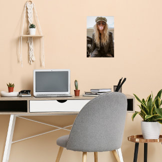 Stijlvolle vrouwelijke motorrijder met roze kauwgo poster