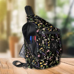 Stijlvolle Wildbloemen op zwart Sling Bag<br><div class="desc">Deze stijlvolle draagtas heeft een all-over-patroon van delicate wilde bloemen en je monogram initiaal aan de voorkant. Drie compartimenten met ritssluiting kunnen eenvoudig uw sleutels, portemonnee, telefoon, camera en nog veel meer opslaan. Draag het als een crossbody of over één schouder, en bevestig de verstelbare riem aan een duurzame D-ring...</div>