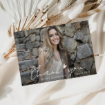 Stijlvolle witte script afstuderen dank u kaart<br><div class="desc">Dit ontwerp is voorzien van een aangepaste foto en witte script belettering tekst. Voel je vrij om het afbeelding te veranderen en dank je bericht aan de achterkant.</div>
