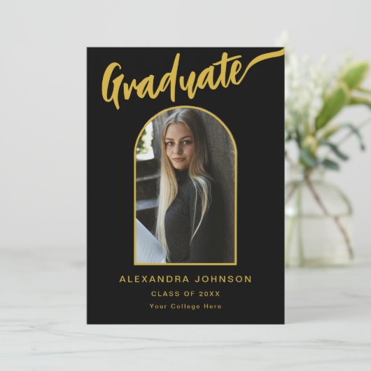 Stijlvolle zwart-gouden script Afstuderen foto Aankondiging (Staand voorkant)