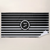 Stijlvolle zwart-witte strepen met monogram strandlaken (Voorkant)