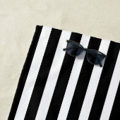 Stijlvolle zwart-witte strepen met monogram strandlaken (In situ)