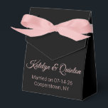 Stijlvolle zwarte en roze bruiloft bedankdoosjes<br><div class="desc">Deze  gunstboxen voegen een prachtige kleur toe aan uw huwelijksreceptie. Niet alleen zullen ze kleine geschenken voor uw bruidsmeisjes,  bodes,  en anderen te houden,  deze dozen zullen ook de prachtige dag te herdenken. . Het verhaal van Sharon Lee Hudson.</div>
