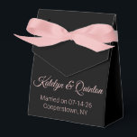 Stijlvolle zwarte en roze bruiloft bedankdoosjes<br><div class="desc">Deze gunstboxen voegen een prachtige kleur toe aan uw huwelijksreceptie. Niet alleen zullen ze kleine geschenken voor uw bruidsmeisjes, bodes, en anderen te houden, deze dozen zullen ook de prachtige dag te herdenken. . Het verhaal van Sharon Lee Hudson.</div>