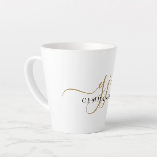 Stijlvolle zwarte goudmonogram Elegant Script Name Latte Mok (Linkerhoek)