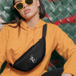 Stijlvolle zwarte kalligrafie naam en monogram heuptasje<br><div class="desc">Een op maat gemaakt fanny pack-ontwerp met een stijlvolle weergave van jouw naam en monogram met klassieke serifs en een kalligrafiescript in een evenwichtige en symmetrische harmonie. De drie elementen gaan samen met een verfijnde harmonie en creëer je eigen personal branding logo. Hier afgebeeld met een chique zwarte achtergrond met...</div>