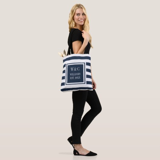 Stijlvolle zwarte marineblauw Stripe Trendy Monogr Tote Bag (Op model)