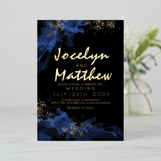 Stijlvolle zwarte stoffige blauwe Waterverf bruilo Folie Uitnodiging (Staand Voorkant)