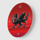 Stijlvolle zwarte welsh draak over rood metallisch grote klok (Hoek)
