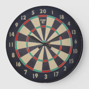 stikt oog in het dartboard; grote klok